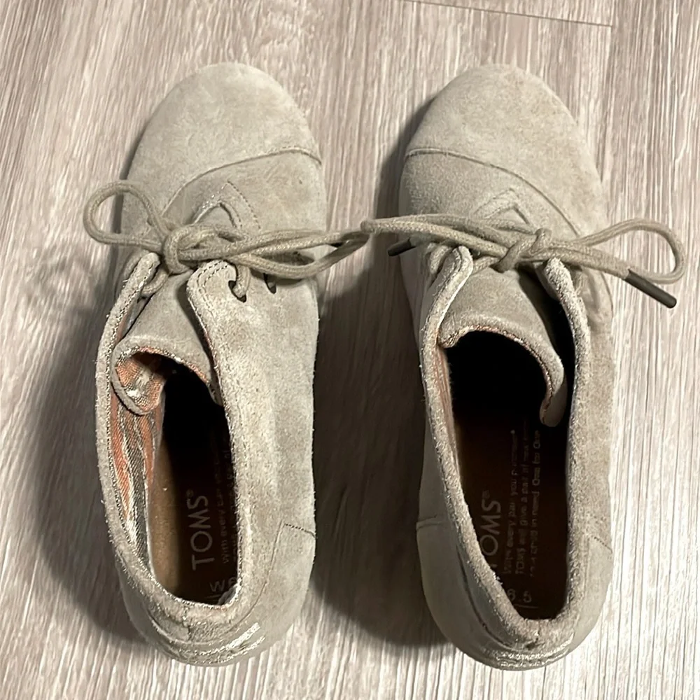 Tom’s Women’s Wedge Ankle Booties Size 6.5 Desert Sands Tan Suede Lace Up